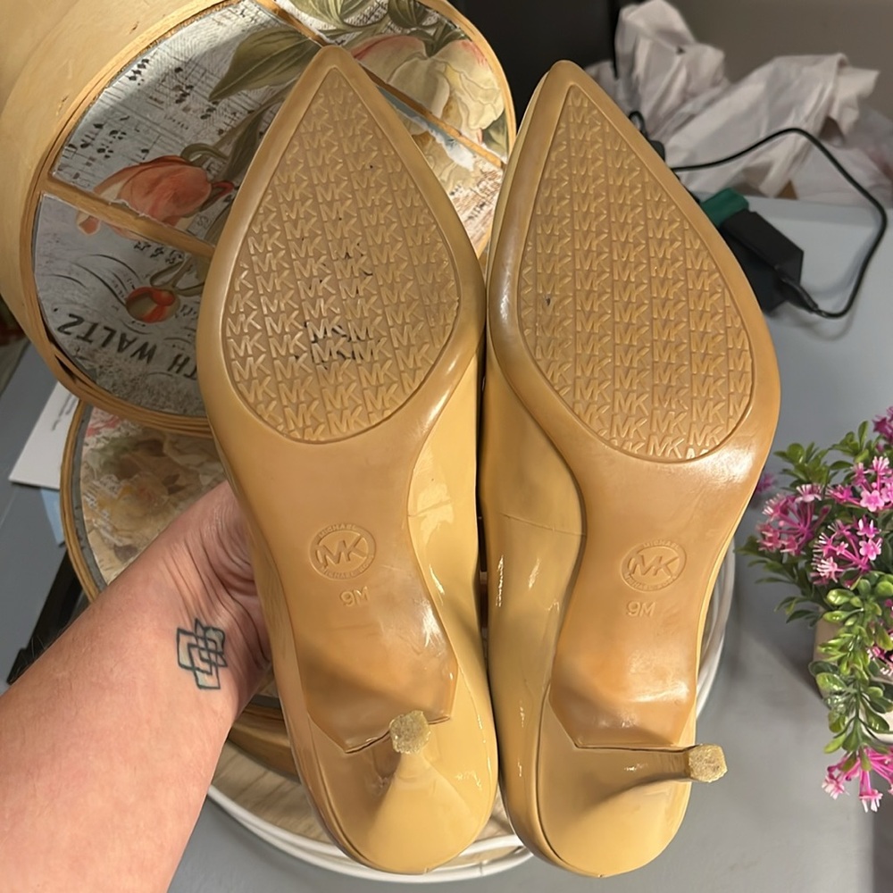 Michael Kors Tan Heels, size 9, great condition - Picture 5 of 7